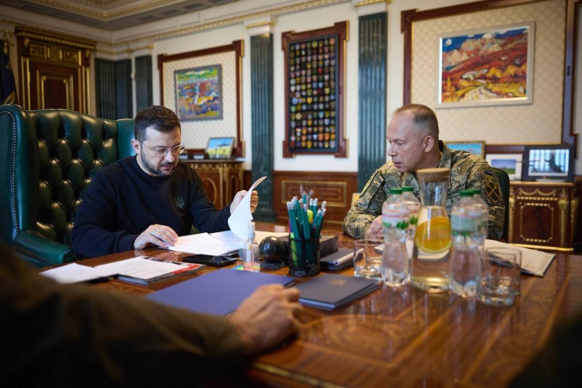 Протести біля ОП і кадровий розгляд: Зеленський шукає заміну Сирському