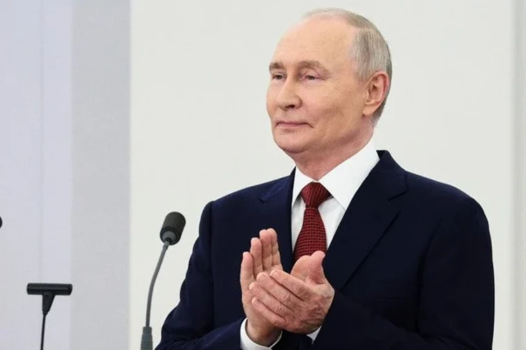 Володимир Путін на тлі прапора Росії