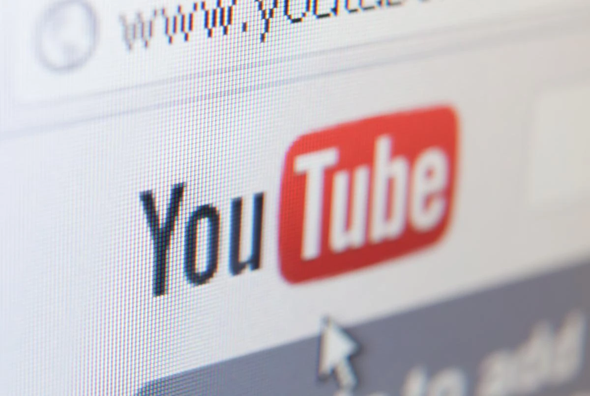 Смартфон із застосунком YouTube та новими цінами на підписку Premium