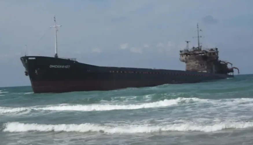 Російське вантажне судно OMSKIY-107, яке сіло на мілину біля турецького узбережжя, із згорілою та пошкодженою капітанською