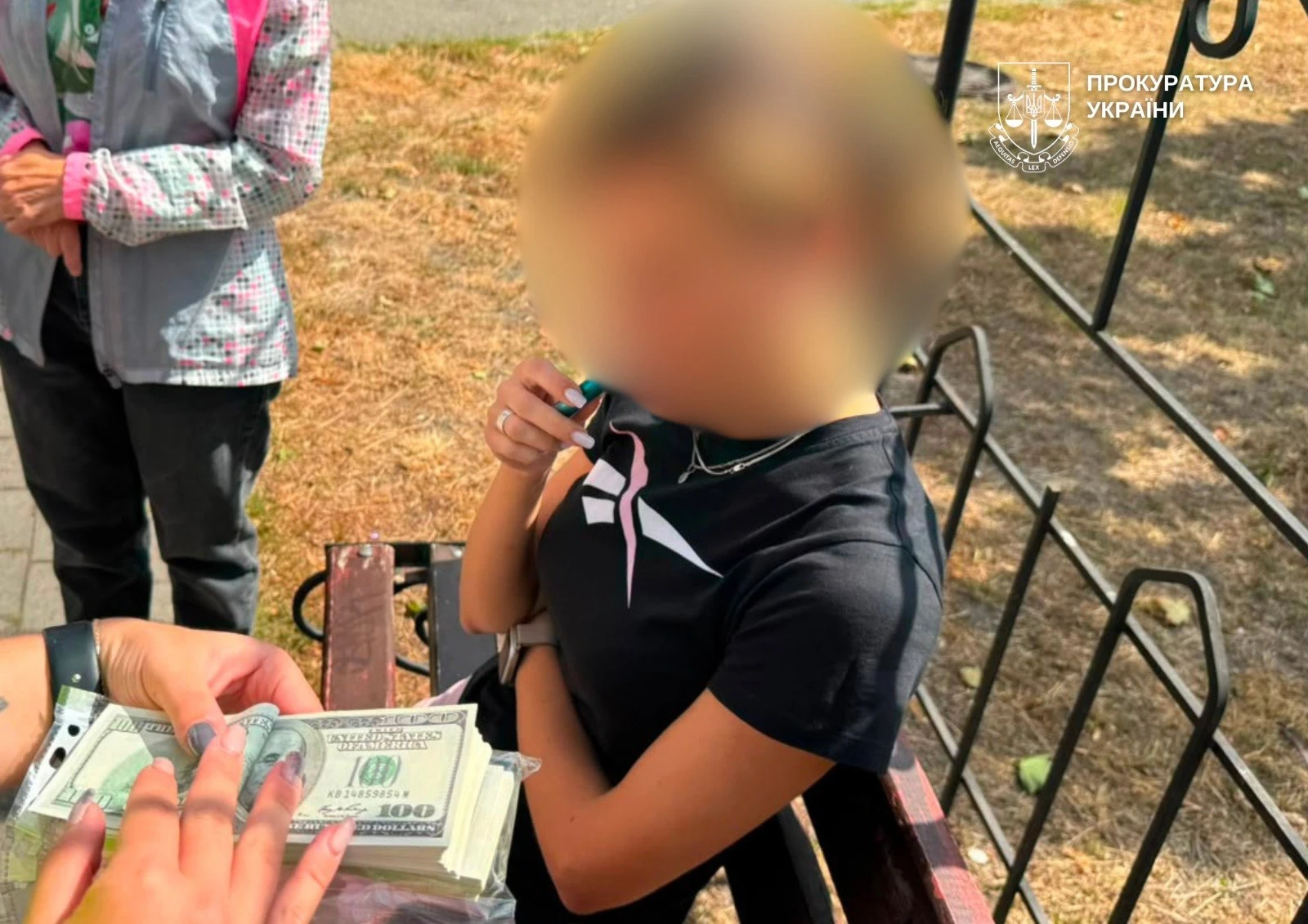 Готівка й автомобілі, вилучені під час обшуку у фігурантів справи Червоного Хреста