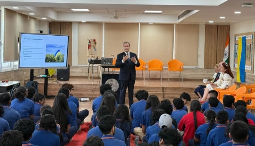 Учні Apeejay School International у Нью-Делі під час заходу до Дня захисників і захисниць України