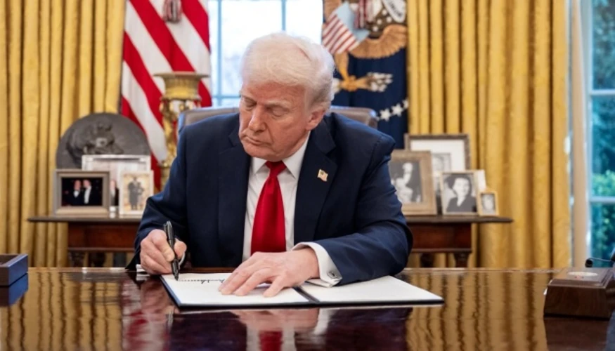 Дональд Трамп підписує указ у Білому домі