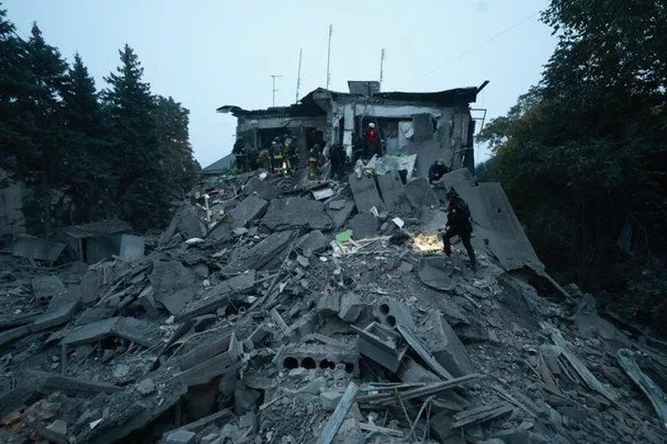 У Запоріжжі з-під завалів будинку врятували жінку після удару КАБами